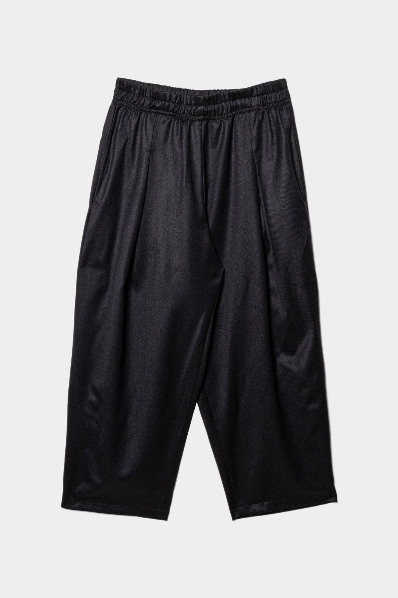 Straight leg fit mid-rise pants with pocket at the side seams and pleat details and elastic waistband.